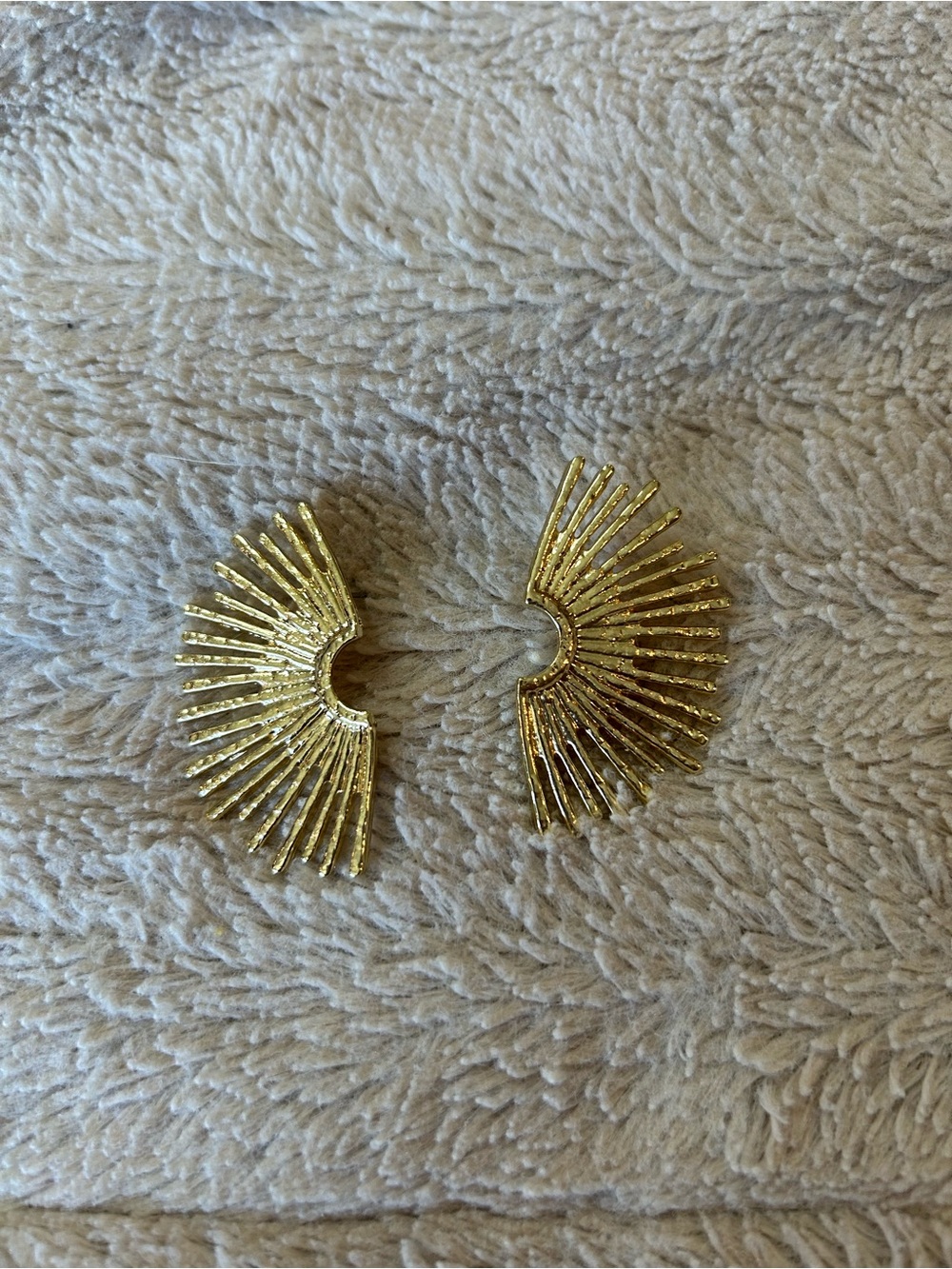 💚3/$25 Gold Radiant Sunburst Fan Pierced Earrings - Picture 2 of 6